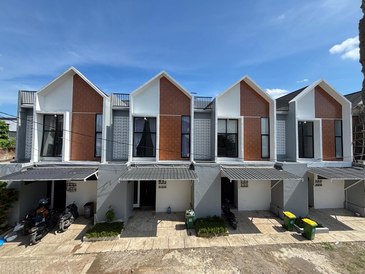 Tampak depan gedung Rukost Griya Madani yang modern minimalis